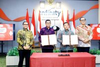 Sekretaris Bappebti, Ivan Fithriyanto dan Kepala Departemen Pengaturan dan Perizinan Inovasi Teknologi Sektor Keuangan, Aset Keuangan Digital, dan Aset Kripto OJK, Djoko Kurnijanto (tengah) usai melakukan penandatanganan.