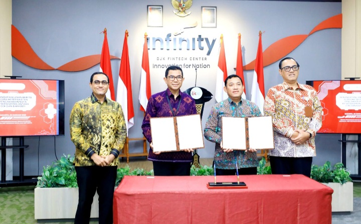 Sekretaris Bappebti, Ivan Fithriyanto dan Kepala Departemen Pengaturan dan Perizinan Inovasi Teknologi Sektor Keuangan, Aset Keuangan Digital, dan Aset Kripto OJK, Djoko Kurnijanto (tengah) usai melakukan penandatanganan.