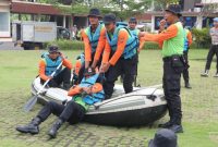 Personel Satsamapta dan Bintara Remaja Polres Demak mengikuti latihan dasar Search and Rescue (SAR) di Lapangan Wicaksana Laghawa Mapolres Demak, Rabu (21/1/2026).