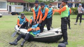 Personel Satsamapta dan Bintara Remaja Polres Demak mengikuti latihan dasar Search and Rescue (SAR) di Lapangan Wicaksana Laghawa Mapolres Demak, Rabu (21/1/2026).