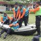 Personel Satsamapta dan Bintara Remaja Polres Demak mengikuti latihan dasar Search and Rescue (SAR) di Lapangan Wicaksana Laghawa Mapolres Demak, Rabu (21/1/2026).