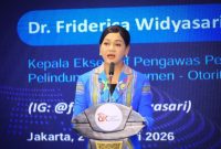 Ketua Dewan Komisioner OJK Mahendra Siregar, Kepala Eksekutif Pengawas Perilaku Pelaku Usaha Jasa Keuangan, Edukasi, dan Pelindungan Konsumen OJK, Friderica Widyasari Dewi, memberikan sambutan diacara Penyerahan pengembalian dana korban scam di Jakarta, Rabu (21/1/2026).
