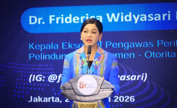Ketua Dewan Komisioner OJK Mahendra Siregar, Kepala Eksekutif Pengawas Perilaku Pelaku Usaha Jasa Keuangan, Edukasi, dan Pelindungan Konsumen OJK, Friderica Widyasari Dewi, memberikan sambutan diacara Penyerahan pengembalian dana korban scam di Jakarta, Rabu (21/1/2026).
