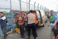Basarnas dan tim SAR gabungan sedang mengevakuasi jenazah Gami (76) yang tenggelam di sungai Bengawan solo, Dusun Ngandong RT 01/RW 04 Desa Ngeblak, Kecamatan Kradenan, Kabupaten Blora, pada 3 hari yang lalu dan ditemukan di pintu air bendungan gerak Bojonegoro.