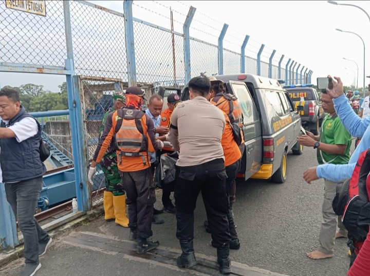 Basarnas dan tim SAR gabungan sedang mengevakuasi jenazah Gami (76) yang tenggelam di sungai Bengawan solo, Dusun Ngandong RT 01/RW 04 Desa Ngeblak, Kecamatan Kradenan, Kabupaten Blora, pada 3 hari yang lalu dan ditemukan di pintu air bendungan gerak Bojonegoro.