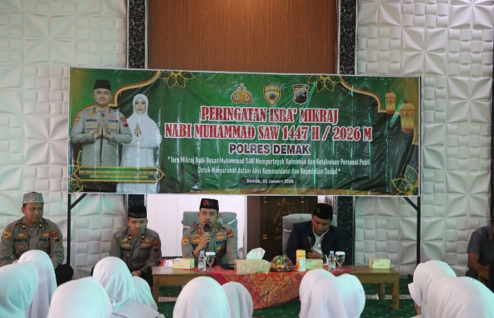 Kapolres Demak, AKBP Arrizal Samelino Gandasaputra, memberikan sambutan diacara pengajian peringatan Isra Mi’raj Nabi Muhammad SAW 1447 Hijriah di Masjid Uswatun Hasanah Mapolres Demak, Kamis (22/1/2026).