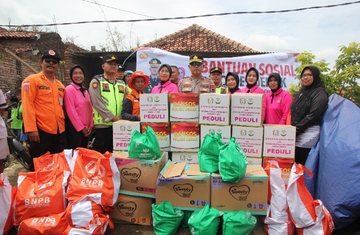 Polres Demak Gelar Bakti Sosial dan Layanan Kesehatan bagi Korban Banjir.