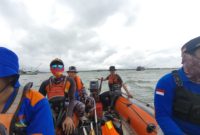 Tim SAR Gabungan melakukan pencarian dua nelayan yang dilaporkan tenggelam akibat perahu yang ditumpangi terbalik di Perairan Banyutowo, Kecamatan Dukuhseti, Kabupaten Pati.