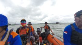 Tim SAR Gabungan melakukan pencarian dua nelayan yang dilaporkan tenggelam akibat perahu yang ditumpangi terbalik di Perairan Banyutowo, Kecamatan Dukuhseti, Kabupaten Pati.