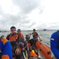 Tim SAR Gabungan melakukan pencarian dua nelayan yang dilaporkan tenggelam akibat perahu yang ditumpangi terbalik di Perairan Banyutowo, Kecamatan Dukuhseti, Kabupaten Pati.