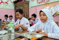 Anak-anak penerima manfaat Program Makan Bergizi Gratis (MBG) di Kabupaten Rembang.