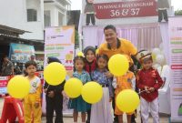 Ketua Bhayangkari Cabang Demak, Serly Samelino dan Kapolres Demak, AkBP Arrizal Samelino Gandasaputra bersama siswa-siswi TK Kemala Bhayangkari Demak. 