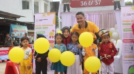Ketua Bhayangkari Cabang Demak, Serly Samelino dan Kapolres Demak, AkBP Arrizal Samelino Gandasaputra bersama siswa-siswi TK Kemala Bhayangkari Demak. 