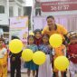 Ketua Bhayangkari Cabang Demak, Serly Samelino dan Kapolres Demak, AkBP Arrizal Samelino Gandasaputra bersama siswa-siswi TK Kemala Bhayangkari Demak. 