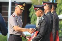 Wakapolres Demak, Kompol Hendrie Suryo Liquisasono, menyerahkan Tanda Kehormatan Satya Lencana kepada anggota Polres Demak, Senin (26/1).