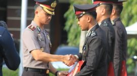 Wakapolres Demak, Kompol Hendrie Suryo Liquisasono, menyerahkan Tanda Kehormatan Satya Lencana kepada anggota Polres Demak, Senin (26/1).