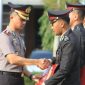 Wakapolres Demak, Kompol Hendrie Suryo Liquisasono, menyerahkan Tanda Kehormatan Satya Lencana kepada anggota Polres Demak, Senin (26/1).