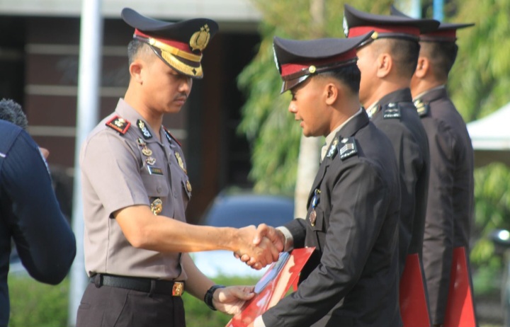 Wakapolres Demak, Kompol Hendrie Suryo Liquisasono, menyerahkan Tanda Kehormatan Satya Lencana kepada anggota Polres Demak, Senin (26/1).