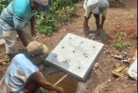 Warga kelurahan Kramas kecamatan Tembalang, kota Semarang membuat  lubang drumpori di pekarangan rumah.