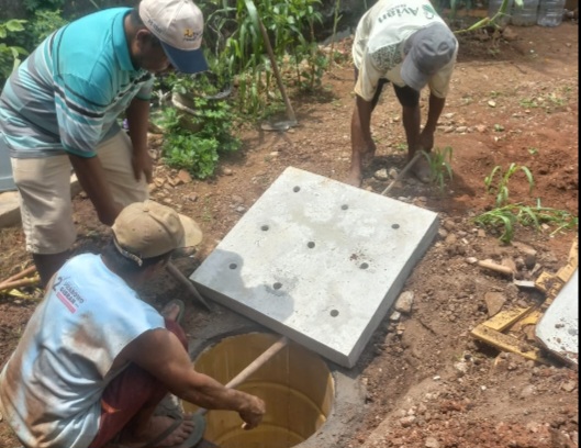 Warga kelurahan Kramas kecamatan Tembalang, kota Semarang membuat  lubang drumpori di pekarangan rumah.
