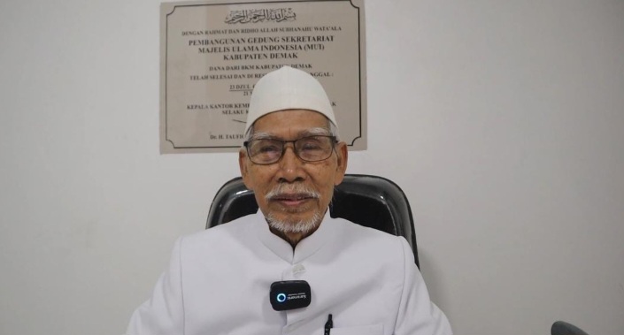 KH. Ahmad Ghozali (Ketua Umum Majelis Ulama Indonesia Kabupaten Demak).
