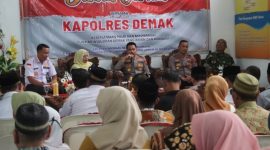 Kapolres Demak, AKBP Arrizal Samelino Gandasaputra (tengah) dalam kegiatan Jum’at Curhat di Balai Desa Donorejo, Kecamatan Karangtengah, Jum'at (30/1/2026).
