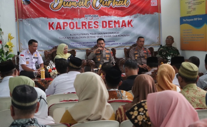 Kapolres Demak, AKBP Arrizal Samelino Gandasaputra (tengah) dalam kegiatan Jum’at Curhat di Balai Desa Donorejo, Kecamatan Karangtengah, Jum'at (30/1/2026).