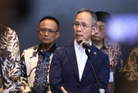 Ketua Dewan Komisioner OJK, Mahendra Siregar, saat jumpa pers di Bursa Efek Indonesia, Kamis (29/1).