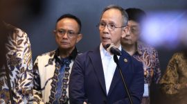 Ketua Dewan Komisioner OJK, Mahendra Siregar, saat jumpa pers di Bursa Efek Indonesia, Kamis (29/1).