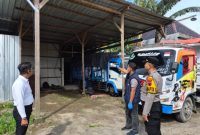 Anggota Polres Demak sedang melakukan olah TKP di tempat 
Athafariz Majid Alfariq (8), warga Desa Kuripan, Kecamatan Karangawen, Kabupaten Demak meninggal dunia akibat tersengat aliran listrik.