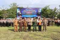 Personel gabungan TNI, Polri, Satpol PP, Dinas Perhubungan, serta pelajar SMA Negeri 1 Demak, mengikuti Apel Pasukan Operasi Keselamatan Candi 2026 di Lapangan Wicaksana Laghawa, Senin (2/2/2026).