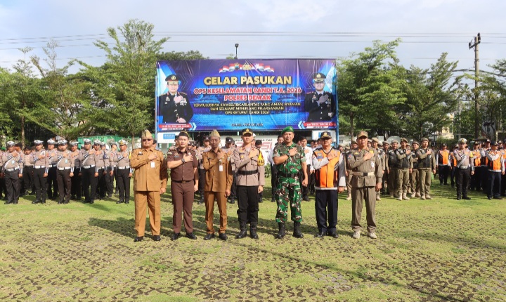 Personel gabungan TNI, Polri, Satpol PP, Dinas Perhubungan, serta pelajar SMA Negeri 1 Demak, mengikuti Apel Pasukan Operasi Keselamatan Candi 2026 di Lapangan Wicaksana Laghawa, Senin (2/2/2026).