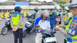 Satlantas Polres Demak bersama UPPD Kabupaten Demak dan Jasa Raharja menggelar razia kendaraan bermotor di kawasan Alun-alun Demak, Selasa (3/2/2026).