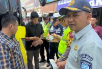 Anggota Satlantas Polres Demak bersama petugas Jasa Raharja dan Dinas Perhubungan Kabupaten Demak menggelar inspeksi keselamatan kendaraan atau ramp check di Terminal Wisata Kadilangu, Kabupaten Demak, Rabu (4/2/2026). 