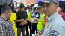 Anggota Satlantas Polres Demak bersama petugas Jasa Raharja dan Dinas Perhubungan Kabupaten Demak menggelar inspeksi keselamatan kendaraan atau ramp check di Terminal Wisata Kadilangu, Kabupaten Demak, Rabu (4/2/2026). 