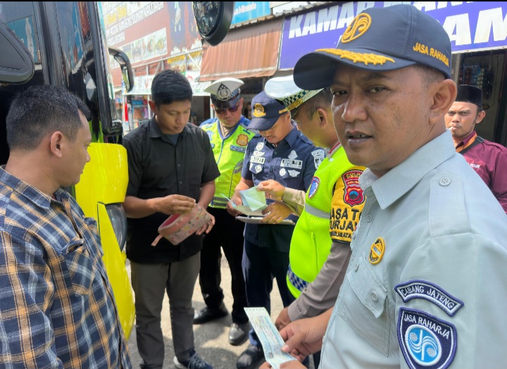 Anggota Satlantas Polres Demak bersama petugas Jasa Raharja dan Dinas Perhubungan Kabupaten Demak menggelar inspeksi keselamatan kendaraan atau ramp check di Terminal Wisata Kadilangu, Kabupaten Demak, Rabu (4/2/2026). 