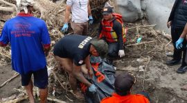 Tim SAR Gabungan mengevakuasi jenzah Ajun Arman Permadi (17),  warga desa Kreman, Kecamatan Warureja, Kabupaten Tegal, yang meninggal akibat terseret banjir.