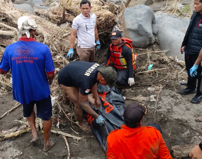Tim SAR Gabungan mengevakuasi jenzah Ajun Arman Permadi (17),  warga desa Kreman, Kecamatan Warureja, Kabupaten Tegal, yang meninggal akibat terseret banjir.