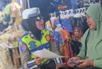 Polwan Satlantas Polres Demak sedang Patroli Dialogis di Pasar Bintoro, Sabtu (7/2/2026).
