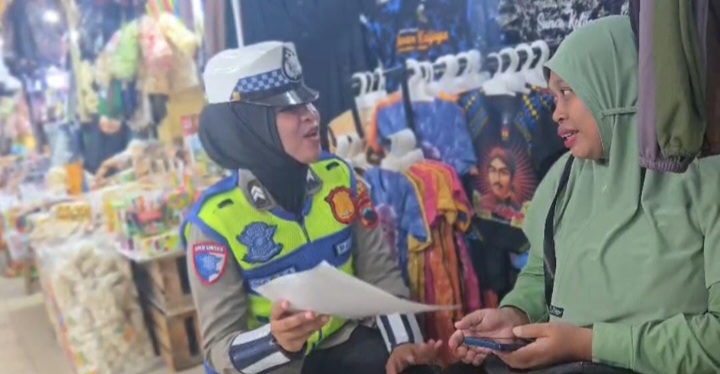 Polwan Satlantas Polres Demak sedang Patroli Dialogis di Pasar Bintoro, Sabtu (7/2/2026).