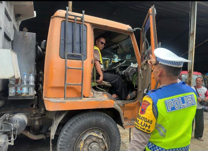 Anggota Satlantas Polres Demak melaksanakan sosialisasi Operasi Keselamatan Candi Tahun 2026 di
PT Nurcahya Jaya Mandiri (NJM) Demak, Minggu (8/2).