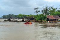 Basarnas Kantor SAR Semarang beserta tim SAR gabungan melakukan Operasi SAR pencarian terhadap Eko Kudiran (32) yang tenggelam di Muara Kali Sambong Desa Klidang Lor, Kec. Batang, Kab. Batang.