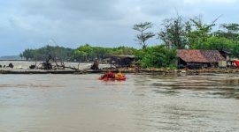 Basarnas Kantor SAR Semarang beserta tim SAR gabungan melakukan Operasi SAR pencarian terhadap Eko Kudiran (32) yang tenggelam di Muara Kali Sambong Desa Klidang Lor, Kec. Batang, Kab. Batang.