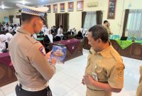 Kasatlantas Polres Demak, AKP Thoriq Aziz, memberikan pengarahan terkait pentingnya keselamatan berlalu lintas di SMA N 3 Demak, Senin (9/2).