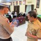Kasatlantas Polres Demak, AKP Thoriq Aziz, memberikan pengarahan terkait pentingnya keselamatan berlalu lintas di SMA N 3 Demak, Senin (9/2).