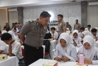 Para pelajar tingkat SMA sederajat di Kabupaten Demak sedang mengikuti 
pelatihan pemanfaatan kecerdasan buatan atau Artificial Intelligence (AI) di Ruang Wicaksana Laghawa, Polres Demak, Senin (9/2/2026).
