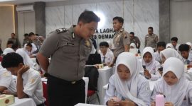 Para pelajar tingkat SMA sederajat di Kabupaten Demak sedang mengikuti 
pelatihan pemanfaatan kecerdasan buatan atau Artificial Intelligence (AI) di Ruang Wicaksana Laghawa, Polres Demak, Senin (9/2/2026).