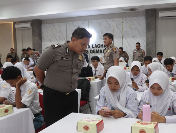 Para pelajar tingkat SMA sederajat di Kabupaten Demak sedang mengikuti 
pelatihan pemanfaatan kecerdasan buatan atau Artificial Intelligence (AI) di Ruang Wicaksana Laghawa, Polres Demak, Senin (9/2/2026).