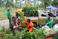 PLN bersama GP Ansor dan Pemerintah Kabupaten Boyolali menyalurkan bantuan bibit alpukat kepada masyarakat di Desa Sumur, Kecamatan Tamansari, Kabupaten Boyolali, Sabtu (7/2).
