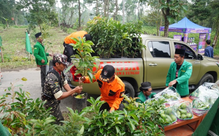 PLN bersama GP Ansor dan Pemerintah Kabupaten Boyolali menyalurkan bantuan bibit alpukat kepada masyarakat di Desa Sumur, Kecamatan Tamansari, Kabupaten Boyolali, Sabtu (7/2).
